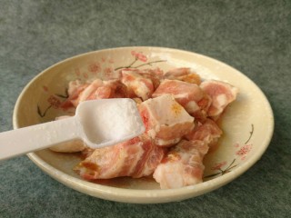 8、#辣味#剁椒豆鼓蒸排骨,少许食盐，剁椒是咸的，盐要少加。