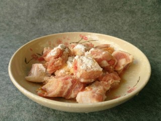 9、#辣味#剁椒豆鼓蒸排骨,适量生粉搅拌均匀，腌制20分钟。