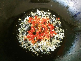 11、#辣味#剁椒豆鼓蒸排骨,倒入姜蒜沫、剁椒炒出香味。