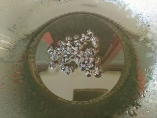 10、#辣味#剁椒豆鼓蒸排骨,锅中放油，下豆鼓爆香。