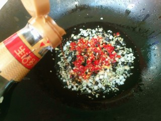 12、#辣味#剁椒豆鼓蒸排骨,加少许生抽翻炒均匀。