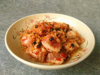 13、#辣味#剁椒豆鼓蒸排骨,把锅里炒好的配料倒进腌好的排骨里面，充分搅拌均匀。