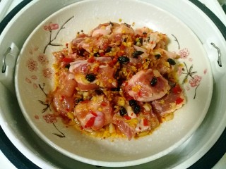 14、#辣味#剁椒豆鼓蒸排骨,水开后上蒸锅蒸制20分钟。