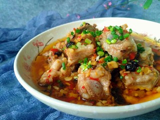 15、#辣味#剁椒豆鼓蒸排骨,出锅前撒上葱花即可。