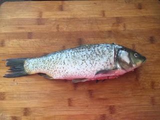 1、香辣入味的焖烧鱼块,鲤鱼收拾干净。(我在超市买的，直接给收拾好了，只用再清洗干净就可以了)