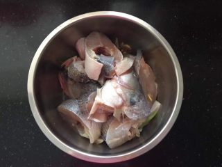 2、香辣入味的焖烧鱼块,剁成块放入适量的盐、料酒抓匀腌制2小时。