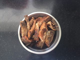 4、香辣入味的焖烧鱼块,沥干油份备用。