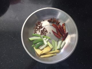 5、香辣入味的焖烧鱼块,准备佐料，葱切段，姜切片。