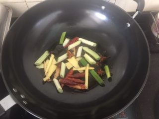 6、香辣入味的焖烧鱼块,炒锅留底油，放入佐料。