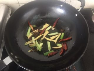 7、香辣入味的焖烧鱼块,小火煸炒出香味。