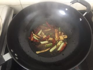 8、香辣入味的焖烧鱼块,烹入生抽。