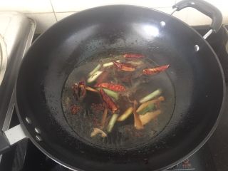 9、香辣入味的焖烧鱼块,倒入适量的开水煮沸。