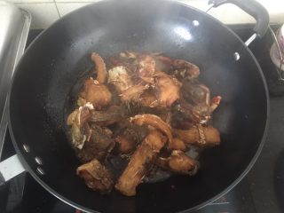 10、香辣入味的焖烧鱼块,倒入鱼块。