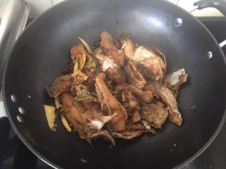 12、香辣入味的焖烧鱼块,待汤汁收干即可。(因为腌制鱼的时候盐已经放的够味，所以汤汁中不用再加盐)