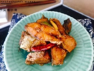 13、香辣入味的焖烧鱼块,香辣入味的焖烧鲤鱼块。