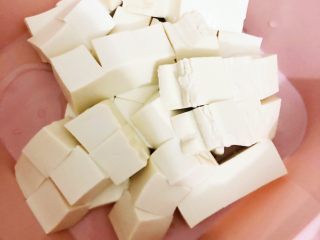 2、麻婆豆腐,切好备用