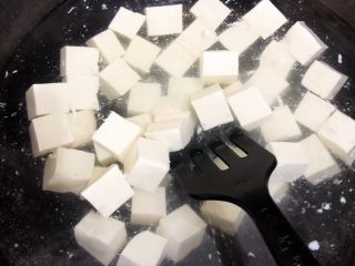 8、麻婆豆腐,小火????加热至沸腾，中途锅铲轻轻推动豆腐，避免粘锅变糊，锅中沸腾后，继续煮制2分钟，捞起过凉备用