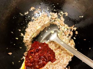 12、麻婆豆腐,然后加入豆瓣酱（1大汤匙）搅拌炒香，炒出红油即可