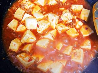 16、麻婆豆腐,三次收汁（时刻注意汤汁过浓或过清），收汁过程火候????不宜过旺。汤汁过浓或过清会导致口感不佳