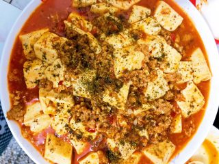 17、麻婆豆腐,乘出装盘撒上少许辣椒粉????、花椒粉