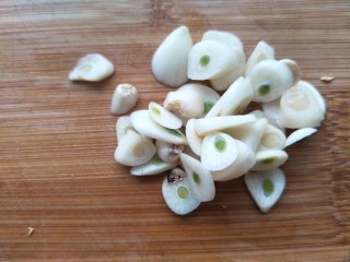 3、老干妈炒花菜,蒜切片