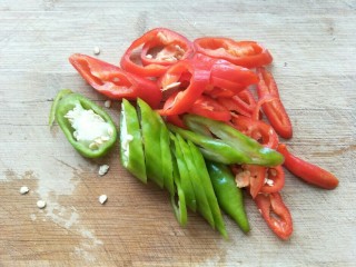 4、老干妈炒花菜,辣椒切圈