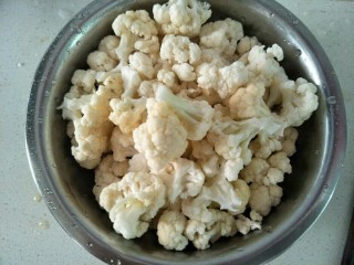 7、老干妈炒花菜,用手掰成小朵。