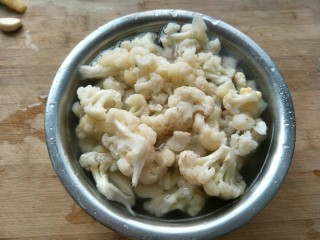 8、老干妈炒花菜,焯水后过凉水备用。