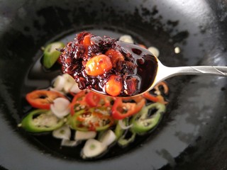 10、老干妈炒花菜,炒出香味后加入老干妈一大勺。