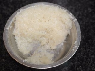 3、糯米控绝不能错过——香烤鱿鱼包饭,糯米饭隔水蒸熟