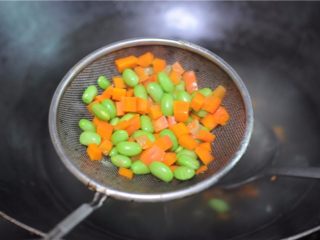 6、糯米控绝不能错过——香烤鱿鱼包饭,捞出来控干水