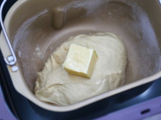 2、芝士肉排汉堡,约半个小时后放入软化的黄油，再继续揉20分钟左右