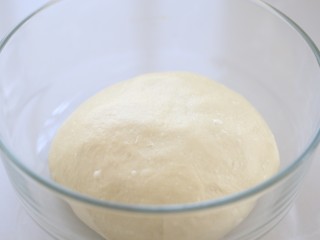 4、芝士肉排汉堡,将面团整理好放进容器中，覆盖保鲜膜放温暖处进行基础发酵