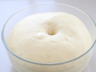 5、芝士肉排汉堡,待面团发酵至原来的2.5倍大取出按压排气