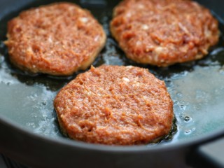 11、芝士肉排汉堡,锅中放食用油烧热，取适量肉馅用手拍成肉饼(我一共做了三个)