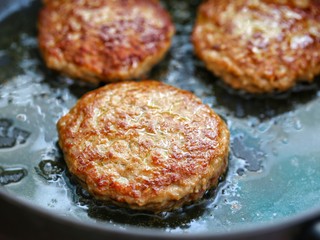 12、芝士肉排汉堡,放入锅中小火煎成两面金黄色取出备用