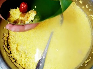 3、红枣花生葡萄干粽子,粽子叶里放上大枣，