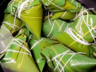 8、红枣花生葡萄干粽子,把粽子放入锅里，填水没过粽子，煮一两个小时