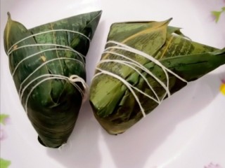 9、红枣花生葡萄干粽子,煮熟的粽子