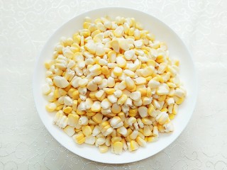 2、安化擂茶,将玉米剥成小粒！
