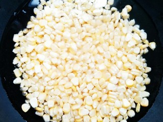 3、安化擂茶,玉米和冷水一起下锅煮！