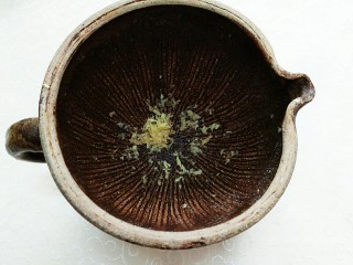 6、安化擂茶,把生姜放下去用擂棒捣碎！