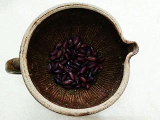 8、安化擂茶,再加入黑花生用力的捣，直至完全捣碎为止！