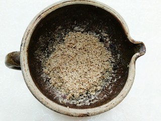 9、安化擂茶,加入最后一味需要捣碎的食材，芝麻，芝麻不用捣碎的方式，要用转圈擂的方式！这样容易碎一点！