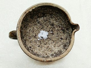 10、安化擂茶,加一点盐下去，喜欢吃糖的朋友可以加糖啊！这个都是灵活运用的，喜欢什么口味配料都可以根据自己喜好添加！