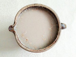 11、安化擂茶,用刚烧开的水快速冲下去，把食材烫熟，因为我用的都是生花生，生芝麻，所以一定要用刚烧开的开水，不怕上火的朋友可以把花生，芝麻都炒熟再这样玉米也可以，那样吃起来更香，但我们怕上火！嘿嘿！