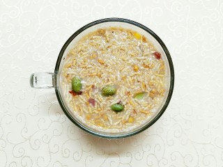 14、安化擂茶,放上美味可口的炒米，炒花生，炒青豆！很多没见过炒米的朋友，刚看见它的时候都以为是小虫子呢！哈哈哈哈！