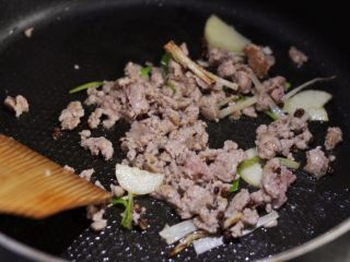 10、香辣干锅土豆片,放入猪肉糜划散至变色,淋一汤匙料酒。