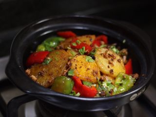 15、香辣干锅土豆片,把土豆片全倒入砂锅中,撒些许辣椒粉、香菜末。像饭馆一样点个小炉加热开吃吧!