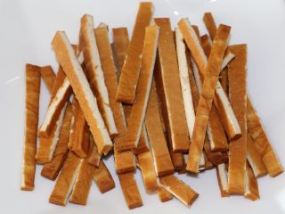 1、五花肉炒豆干,豆干切丝